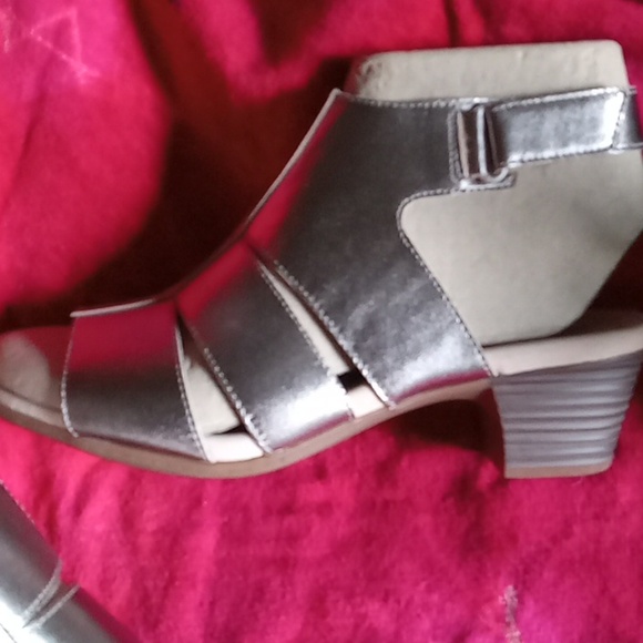 Clark's Pewter Sandals - Picture 2 of 5